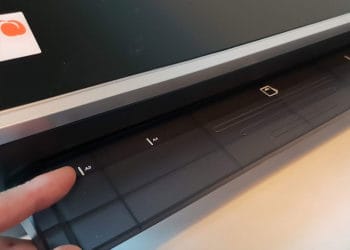 Die Markierungen am Einzug helfen dir beim Einlegen. Die Foliendicke wird automatisch erkannt. Klasse!