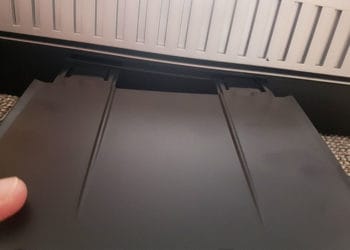 Der Auswurf vom Fellowes Jupiter 2 A3 Laminiergerät ist schnell eingehakt. Mehr gibt es bei der Montage auch nicht zu machen.