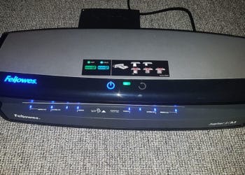 Das Fellowes Jupiter 2 A3 Laminiergerät bietet diverse leuchtende Markierungen und Einschubhilfen.
