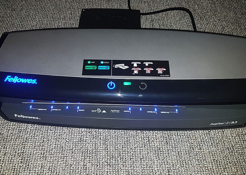 Das Fellowes Jupiter 2 A3 Laminiergerät bietet diverse leuchtende Markierungen und Einschubhilfen.
